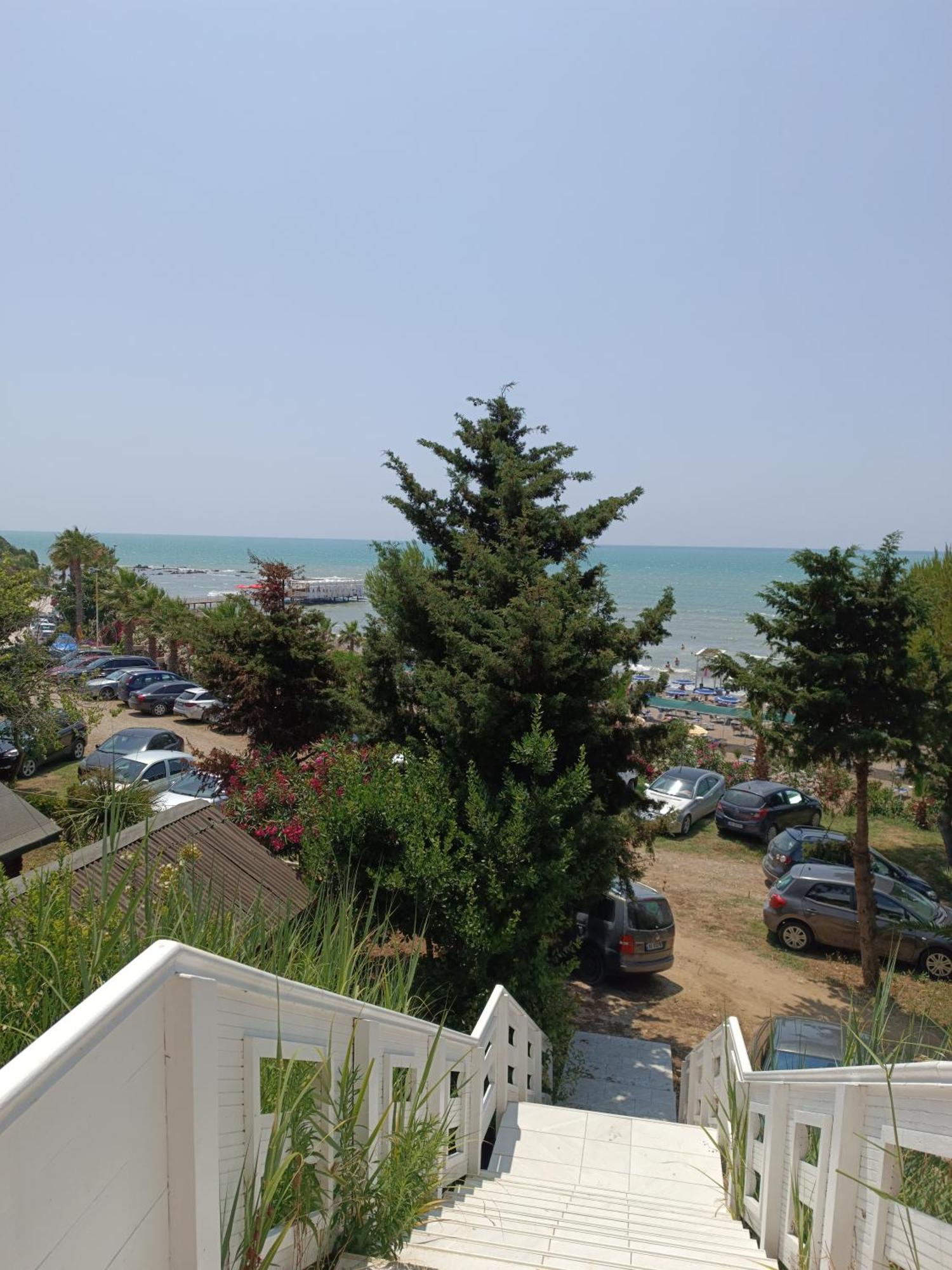 Plazhi Gjeneralit - Small Cabins - Bungalows - Apartaments - Villas - Suite Kavaje Eksteriør bilde