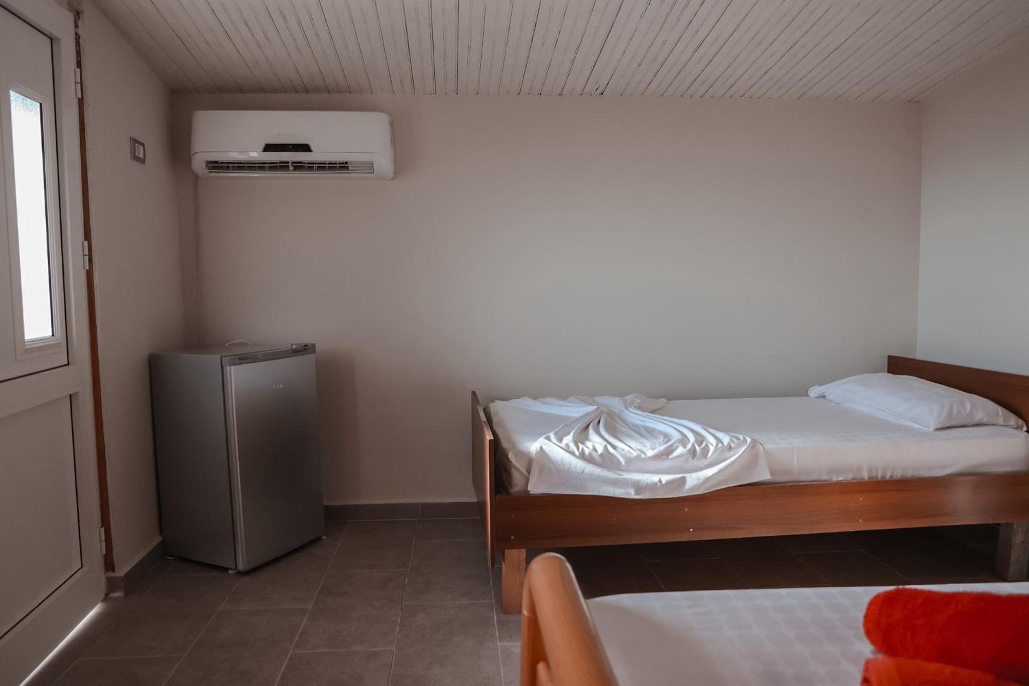 Plazhi Gjeneralit - Small Cabins - Bungalows - Apartaments - Villas - Suite Kavaje Eksteriør bilde