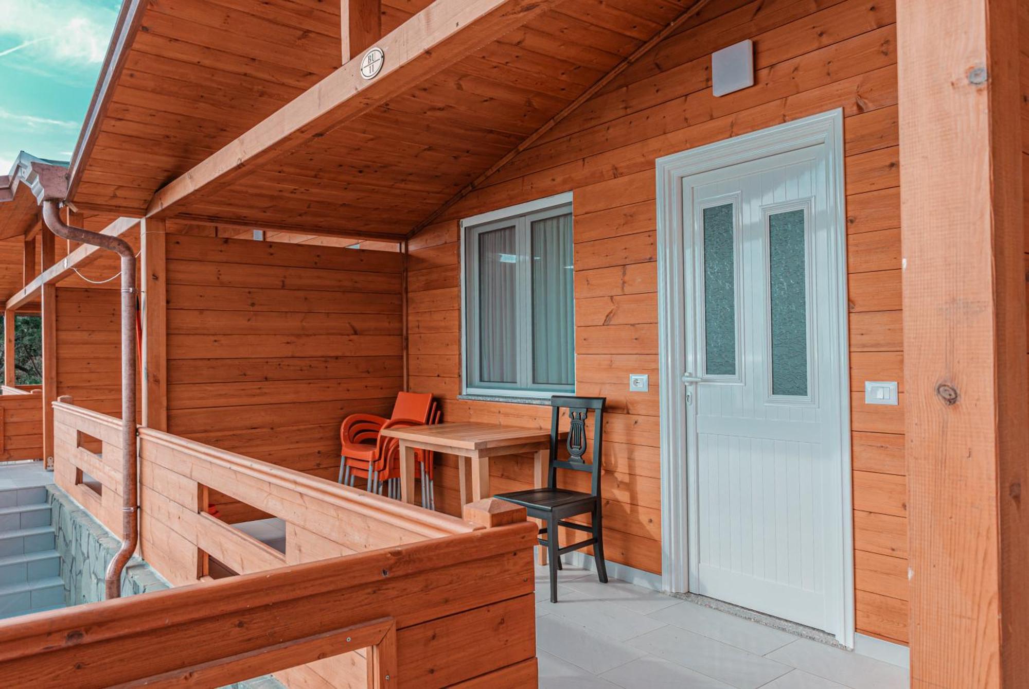 Plazhi Gjeneralit - Small Cabins - Bungalows - Apartaments - Villas - Suite Kavaje Eksteriør bilde